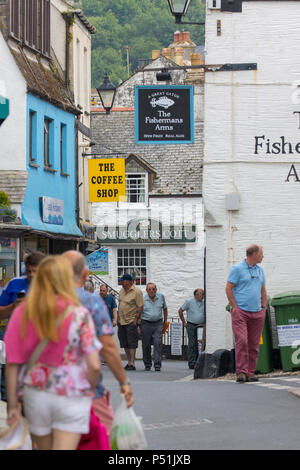 Die Menschen und der Besuch des kleinen Fischerdorfes Looe durch die vielen kleinen Gassen in der Stadt an einem Sommertag, Looe, Cornwall, Großbritannien Stockfoto