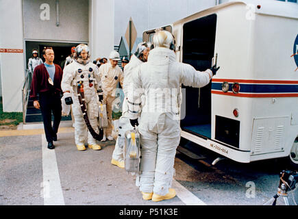 Die Apollo 9 Crew verlässt das Kennedy Space Center bemannte Raumfahrzeuge Operationen Gebäude während der Apollo 9 prelaunch Countdown. Stockfoto