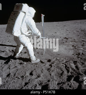 Astronaut Edwin E. Aldrin Jr., Lunar Module Pilot, ist während der Apollo 11 Extra Vehicular Activity (EVA) Auf dem Mond fotografiert. Er ist einer der beiden Rohre in den Mondboden. Stockfoto