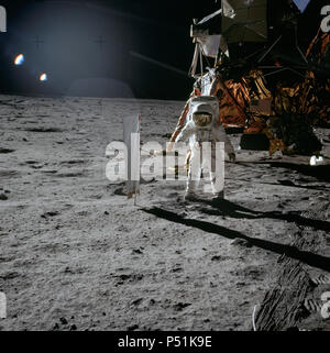 (20. Juli 1969) - - - Astronaut Edwin E. Aldrin Jr., Lunar Module Pilot, ist während der Apollo 11 Extra Vehicular Activity (EVA) auf der Mondoberfläche fotografiert. In der rechten Hintergrund ist der Mondlandefähre. Stockfoto