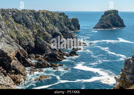 Pointe de Pen-Hir und Les Tas de Pois in der Nähe von Camaret-Sur-Mer auf der Crozon-Halbinsel, Bretagne, Frankreich. Stockfoto