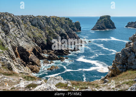 Pointe de Pen-Hir und Les Tas de Pois in der Nähe von Camaret-Sur-Mer auf der Crozon-Halbinsel, Bretagne, Frankreich. Stockfoto