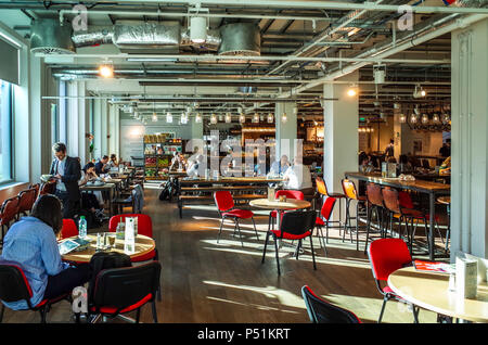 Foyles Cafe. Im Café des Foyles Buchhandlung. Foyles Buchhandlung in Charing Cross Road in London, Großbritannien. Foyles wurde im Jahr 1903 gegründet. Stockfoto