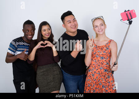 Gerne vielfältige Gruppe von multi-ethnische Freunden Lächeln und posieren w Stockfoto