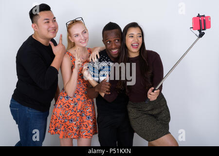 Studio shot von Happy vielfältige Gruppe von multi-ethnische Freunde smili Stockfoto