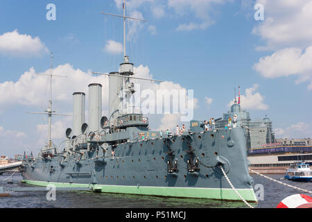 ST. PETERSBURG, Russland, 10. Mai 2018: Der Kreuzer Aurora. Das Schiff ist an Petrogradskaya Damm festgemacht und ist ein Museum. Auf die Nase gesetzt naval Flagge von Russland Stockfoto