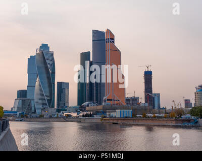 Moskau - 14. Oktober: Moskau, moderne Gebäude aus Glas und Stahl Wolkenkratzer gegen den Himmel am 14. Oktober 2017 in Moskau, Russland Stockfoto