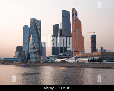 Moskau - 14. Oktober: Moskau, moderne Gebäude aus Glas und Stahl Wolkenkratzer gegen den Himmel am 14. Oktober 2017 in Moskau, Russland Stockfoto