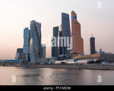 Moskau - 14. Oktober: Moskau, moderne Gebäude aus Glas und Stahl Wolkenkratzer gegen den Himmel am 14. Oktober 2017 in Moskau, Russland Stockfoto