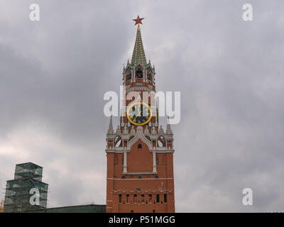 Der Moskauer Kreml Hauptuhr namens Kuranti auf Spasskaja Turm. Der Rote Platz. Stockfoto