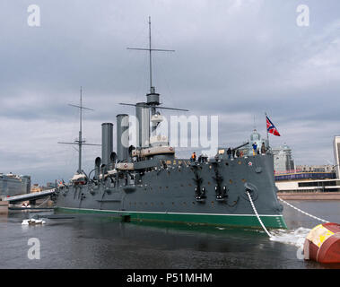 ST. PETERSBURG, Russland, 10. Mai 2018: Der Kreuzer Aurora. Das Schiff ist an Petrogradskaya Damm festgemacht und ist ein Museum. Auf die Nase gesetzt naval Flagge von Russland Stockfoto