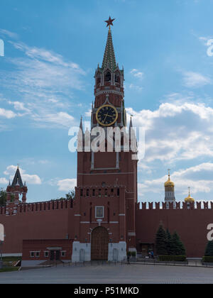 Der Moskauer Kreml Hauptuhr namens Kuranti auf Spasskaja Turm. Der Rote Platz. Stockfoto