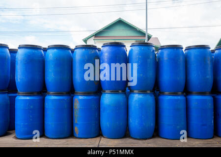 Alte blaue Weite Kunststofftanks für die werkseitige Verpackung. Stockfoto