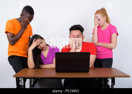 Studio Aufnahme der vielfältigen Gruppe von multi-ethnische Freunde suchen Tir Stockfoto