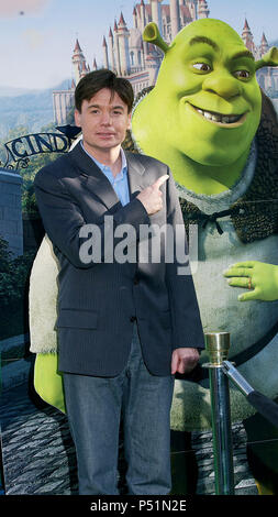 Mike Myers Ankommen in der Shrek 2 Premiere auf dem Westwood Village Theater in Los Angeles. Mai 8, 2004. MyersMike 186 Red Carpet Event, Vertikal, USA, Filmindustrie, Prominente, Fotografie, Bestof, Kunst, Kultur und Unterhaltung, Topix Prominente Fashion/Vertikal, Besten, Event in Hollywood Leben - Kalifornien, Roter Teppich und backstage, USA, Film, Stars, Film Stars, TV Stars, Musik, Promis, Fotografie, Bestof, Kunst, Kultur und Unterhaltung, Topix, vertikal, eine Person, die aus den Jahren 2003 bis 2005, Anfrage tsuni@Gamma-USA.com - drei Viertel Stockfoto