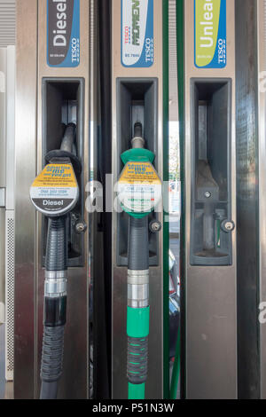 Benzin pumpen bei Tesco Tankstelle Stockfoto