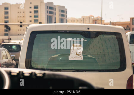 Doha, Katar - Mart, 2018: Portrait von Qatari Emir - Tamim Bin Hamad Al Thani auf der Rückseite Fenster. Stockfoto