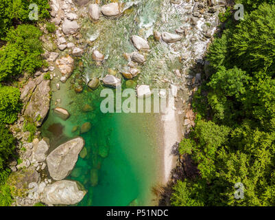 Valle Verzasca - Luftaufnahme von klaren und türkisfarbenen Wasser und Felsen im Fluss Verzasca im Tessin - Verzascatal im Tessin, Schweiz Stockfoto