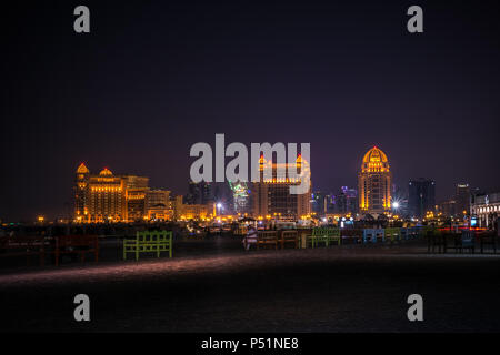 Blick von Katara Strand West Bay von Doha, Katar. Nachtsicht, helle Lichter. Stockfoto