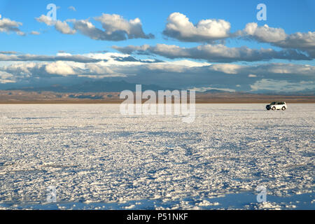 Fahren auf Salar de Uyuni oder Uyuni Salze Wohnungen, Bolivien, Südamerika, UNESCO Weltkulturerbe Stockfoto