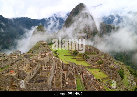 Geheimnisvolle Machu Picchu im leichten Nebel, Cusco Region, Provinz Urubamba, Peru, archäologische Stätte, UNESCO Weltkulturerbe Stockfoto