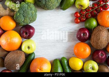 Verschiedene frische Früchte und Gemüse, Ansicht von oben. Kopieren Sie Platz. Flach. Stockfoto