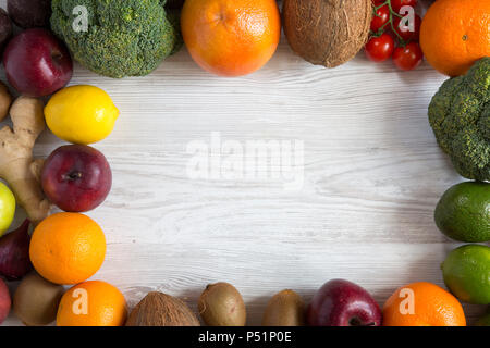 Rahmen der verschiedenen frisches Bio-Obst und -Gemüse, Ansicht von oben. Kopieren Sie Platz. Stockfoto