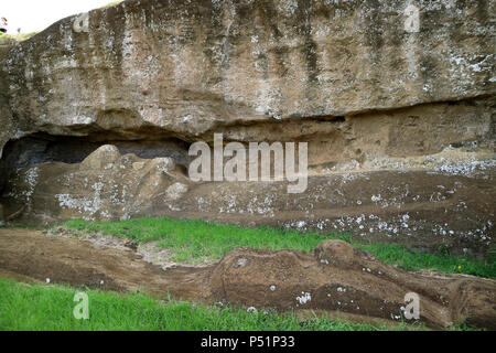 Zwei unvollendete Riese Moai Statuen bei Rano Raraku, archäologische Stätte auf der Osterinsel Chiles, UNESCO Weltkulturerbe Stockfoto