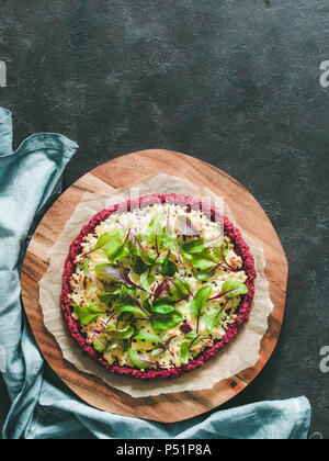 Rote Beete pizza Crust mit frischem Mangold Mangold oder rote Bete Blätter. Ideen und Rezepte für die Gesunden veganen Snack. Ei - kostenlose Pizza Kruste mit Chia Samen und Vollkorn brauner Reis Mehl. Platz kopieren. Top View Stockfoto