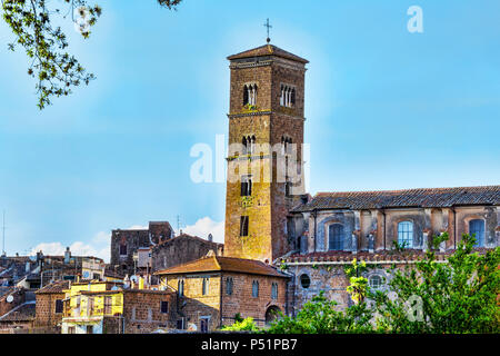 Stadtbild der alten Dorf von Sutri und der Glockenturm der Heiligen Maria Himmelfahrt s Co-Cathedral - Sutri, Italien Stockfoto