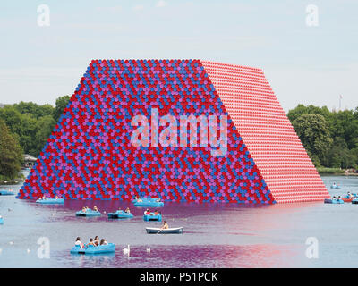 Die Londoner Mastaba ist eine temporäre Installation auf dem Serpentine im Hyde Park gebaut durch den Künstler Christo. Stockfoto