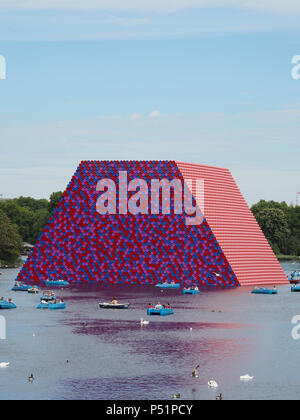 Die Londoner Mastaba ist eine temporäre Installation auf dem Serpentine im Hyde Park gebaut durch den Künstler Christo. Stockfoto