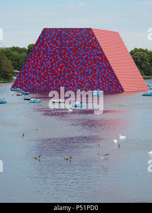 Die Londoner Mastaba ist eine temporäre Installation auf dem Serpentine im Hyde Park gebaut durch den Künstler Christo. Stockfoto