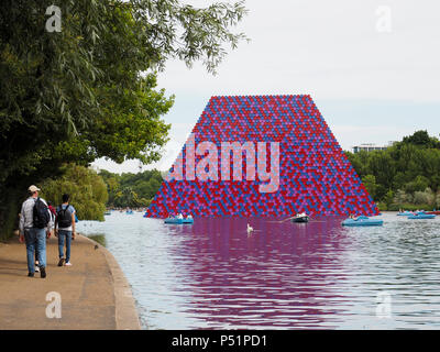 Die Londoner Mastaba ist eine temporäre Installation auf dem Serpentine im Hyde Park gebaut durch den Künstler Christo. Stockfoto