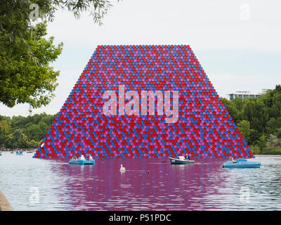 Die Londoner Mastaba ist eine temporäre Installation auf dem Serpentine im Hyde Park gebaut durch den Künstler Christo. Stockfoto