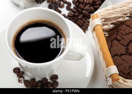 Tasse Kaffee und Bohnen und Schokolade Cookies Stockfoto