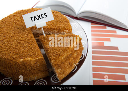 Büro- und Metapher in Form von Kuchen für die Zahlung von Steuern Stockfoto
