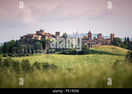 Malerischen Panorama der mittelalterlichen Dorf Certaldo Altstadt, Italien, mit Türmen von San Gimignano im Hintergrund, typisch italienischen und toskanischen Landschaft. Stockfoto