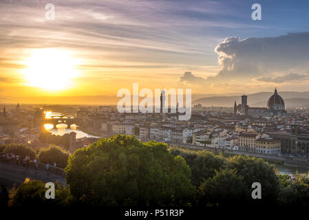 Florenz, Toskana, Italien: Sonnenuntergang über Florenz Stadtbild von der Piazzale Michelangelo gegen eine dramatische Himmel, Arno, die Ponte Vecchio Stockfoto