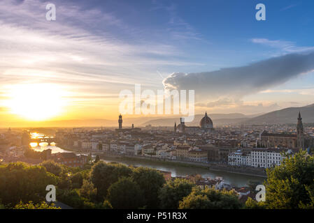 Florenz, Toskana, Italien: Sonnenuntergang über Florenz Stadtbild von der Piazzale Michelangelo gegen eine dramatische Himmel, Arno, die Ponte Vecchio Stockfoto