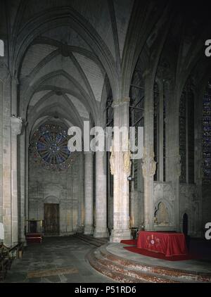 ARTE GOTICO. FRANCIA. Basilika DE SAN NAZARIO. Vista del Norte del Templo TRANSEPTO, construido ENTRE LOS SIGLOS XIII-XIV. Al fondo, El hermoso ROSETON NORTE, de Geldbußen del s. XIII en tonos Azules y Violetas. 'LA CITE". CARCASONA. Aude. Languedoc. Stockfoto