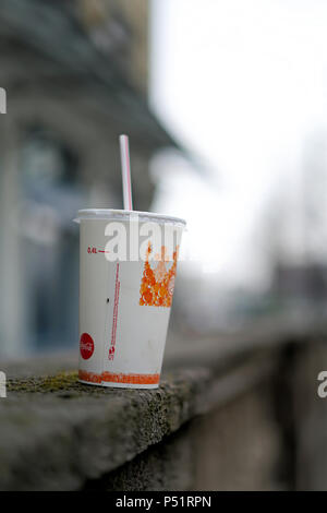 Leer trinken Schale auf einem Geländer Stockfoto