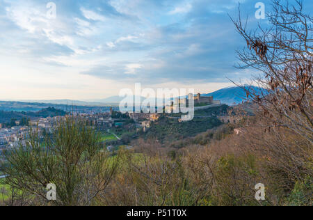 Spoleto (Italien) - Das mittelalterliche Dorf in der Region Umbrien mit dem Duomo Kirche, Altes Schloss und die Alte Brücke 'Ponte delle Torri' Stockfoto