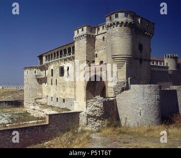 CASTILLO DE LOS DUQUES DE ALBURQUERQUE - CONSTRUIDO EN EL SIGLO XV Y REFORMADO EN EL SIGLO XVI UND XVIII. Lage: CASTILLO DE LOS DUQUES DE ALBURQUERQUE, CUÉLLAR, Segovia, Spanien. Stockfoto