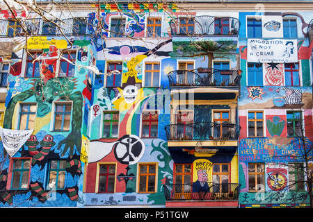 Bunte Ehemalige niedriges Gebäude in der Kunst fallen, das Gebäude ist jetzt eine Gemeinschaft mit juristischen Personen. Kreutzigerstrasse, Friedrichshain, Berlin Stockfoto