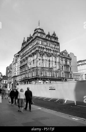 GLASGOW, Schottland - 23. JUNI 2018: ein Glasgow viktorianischen Gebäude neben dem £ 100 Mio. Sanierung der Glasgow Queen Street Bahnhof. Stockfoto