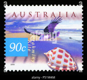 Australien - ca. 1999: einen Stempel in Australien gedruckten zeigt eine Brahminy Kite Vogel fliegen, ca. 1999 Stockfoto