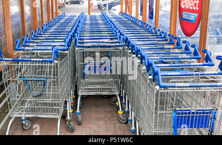 Eine Reihe von Tesco Einkaufswagen vor einem Supermarkt in Blackpool, Lancashire Stockfoto