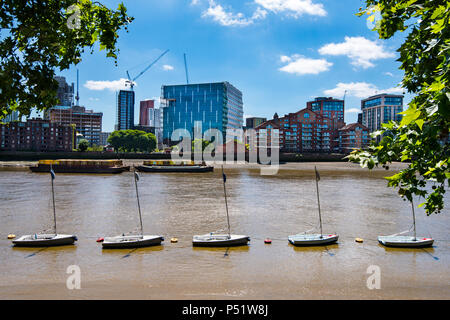 LONDON, Großbritannien - 18 May 2018: Das neu eröffnete US-Botschaft in neun Ulmen, London. Stockfoto