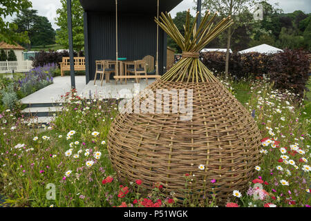 Nahaufnahme der wicker Garten, Pavillion & schönen Wildblumen - Ccla: eine Familie Garten, RHS Chatsworth Flower Show, Derbyshire, England, UK. Stockfoto